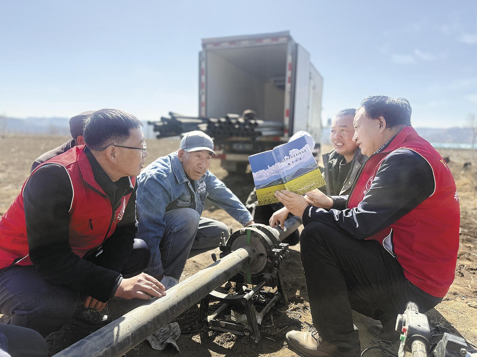 景阳镇土关村宣讲组成员在田间地头宣讲农业产业化发展相关政策。通讯员 李旭 摄