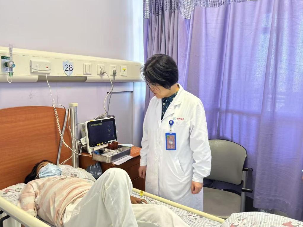 小艾正躺在病床上接受治疗。（受访者供图）