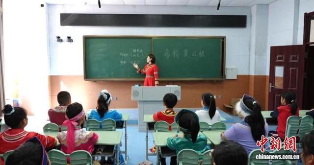 同江市第五小学课堂上，教师在教孩子们赫哲族伊玛堪。 同江市委宣传部供图