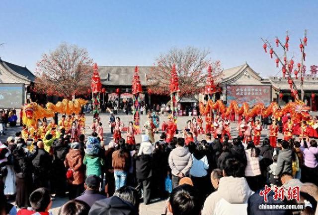 乔家大院景区开展“乔家春囍中国年·非遗迎春乐翻天”主题活动。张钰佳 摄