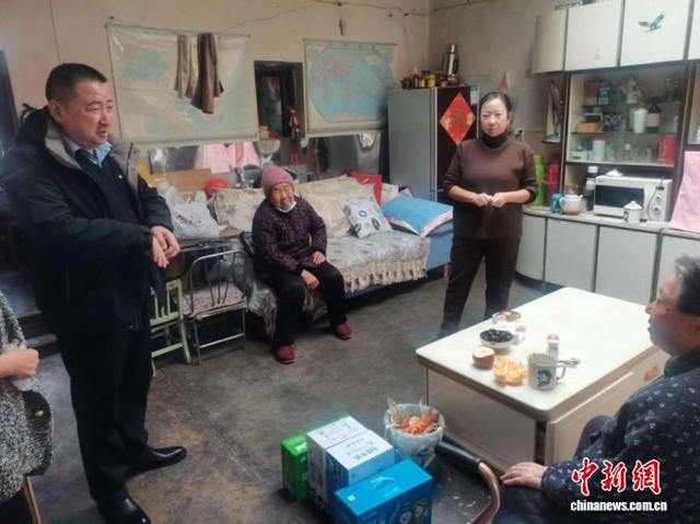 图为崔文亮(左一)生前工作照。(资料图)乌鲁木齐市公安局供图