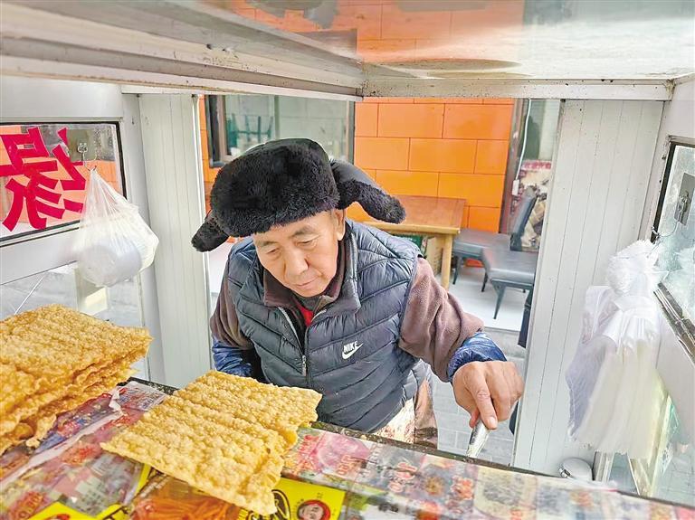 王跟东正在摊煎饼。本报记者 李博楠 摄