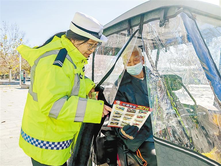 工作人员在街头发放宣传资料。 本报记者 杨雅淇 本报通讯员 缴万泽