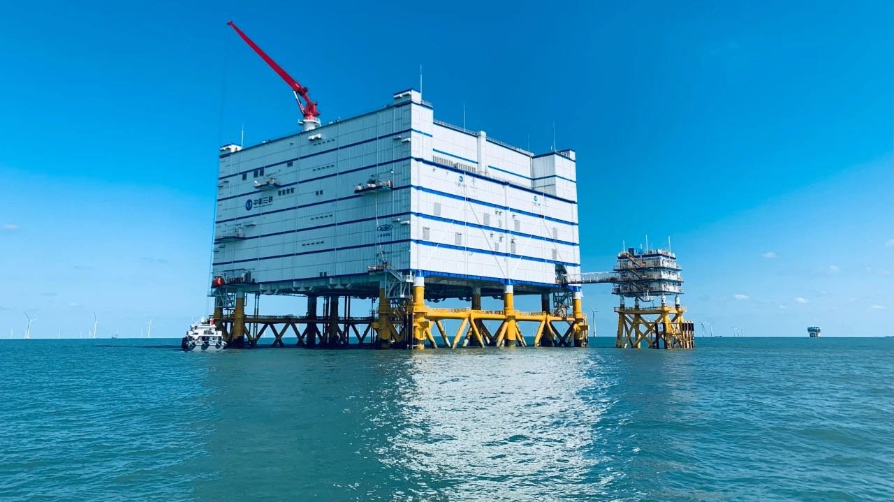 ▲三峡江苏如东海上风电场成功投运亚洲首座海上柔直换流站（三峡能源供图）
