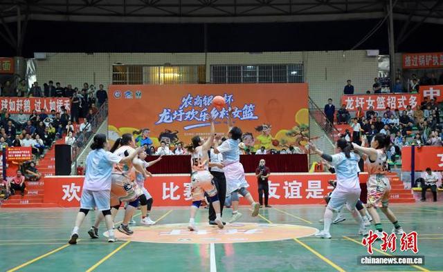 11月7日，广西梧州市龙圩区“农商银行杯”欢乐乡村女篮首赛现场。潘绍珊 摄