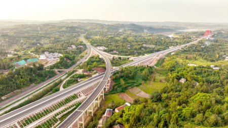 镇广高速通江至广安段俯瞰。蜀道集团供图