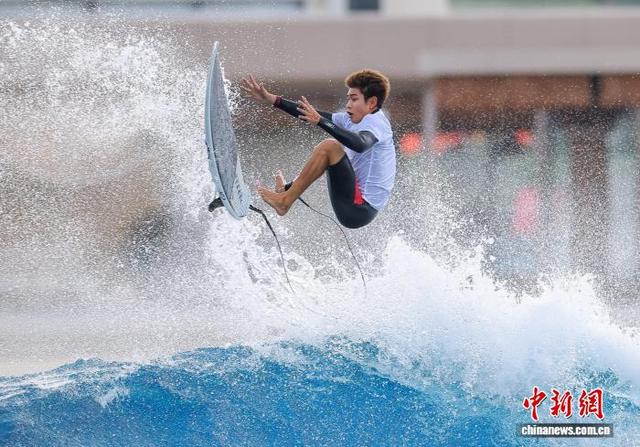 图为参加男子短板项目的选手在比赛中。中新社记者 骆云飞 摄