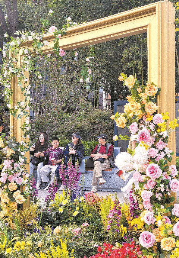 古城公园上演“老城厢里的江南花事” 本报记者 周馨 摄