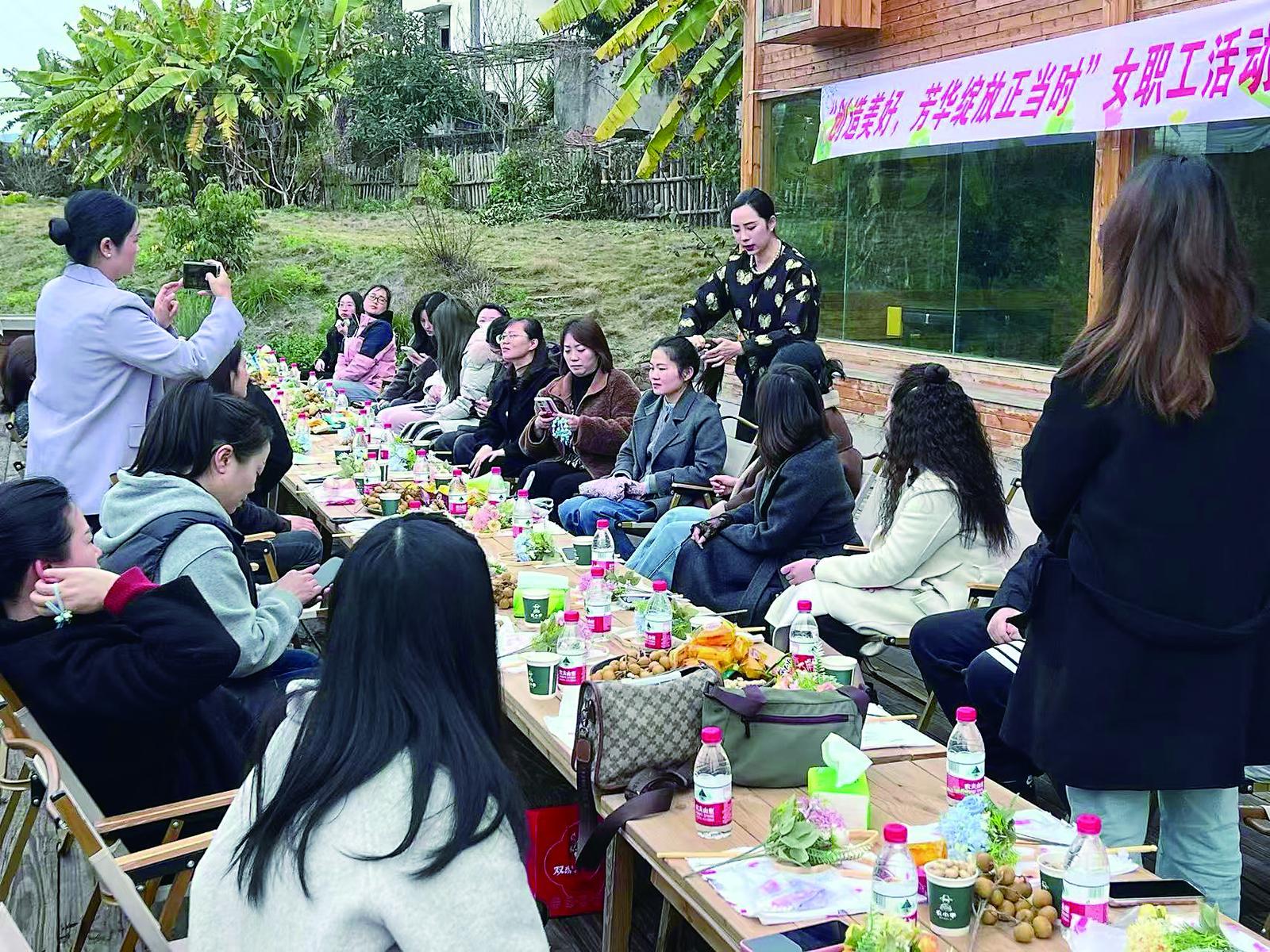 游客在农小李生态农场团建