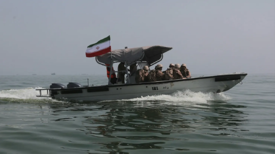 伊朗霍尔木兹甘省，2026 年 2 月 19 日：伊朗与俄罗斯海军部队当日在霍尔木兹海峡附近的阿巴斯港举行联合军演，模拟解救被劫持船只。