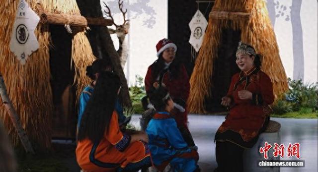 孩子们在同江市非遗数字体验馆学习赫哲族伊玛堪。 同江市委宣传部供图