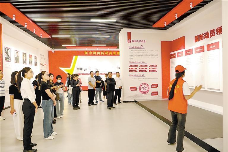 干部职工在宣传教育展馆参观。本报记者 杨雅淇 本报通讯员 李凯 摄