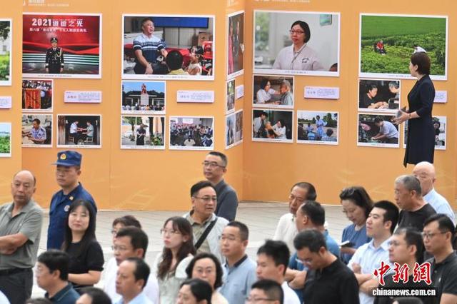 9月19日，江苏泰州，观众欣赏主题摄影作品。中新社记者 泱波 摄