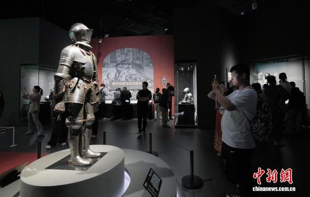 图为展览展出的“骑士盔甲”。中新社记者 安源 摄