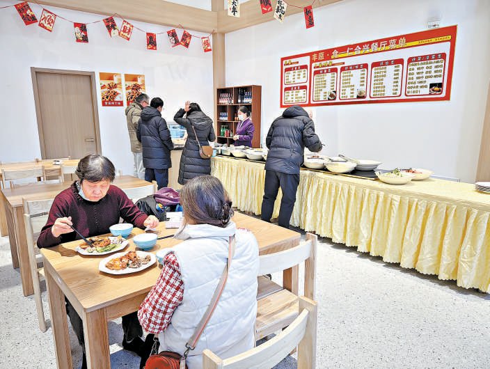 　　怡乐园二区家园中心内的便民食堂。本报记者 陈强摄