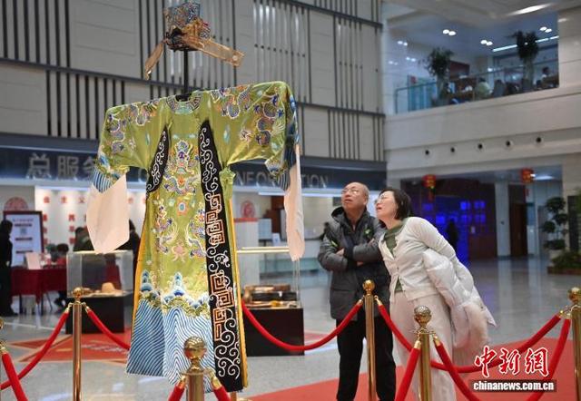 11月22日，吉林长春，观众在吉林省图书馆参观“吉戏芳华——吉林省艺术档案展”。中新社记者 张瑶 摄