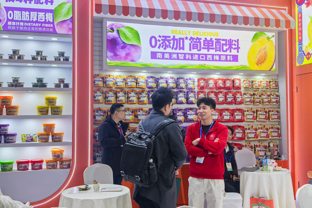 第114届全国糖酒商品交易会上，许多商家推出低脂低卡、简单配料食品。新华社记者李倩薇 摄