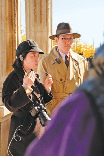 杨思求（左）和蓟门君在四面钟下讲解。高睿谦摄