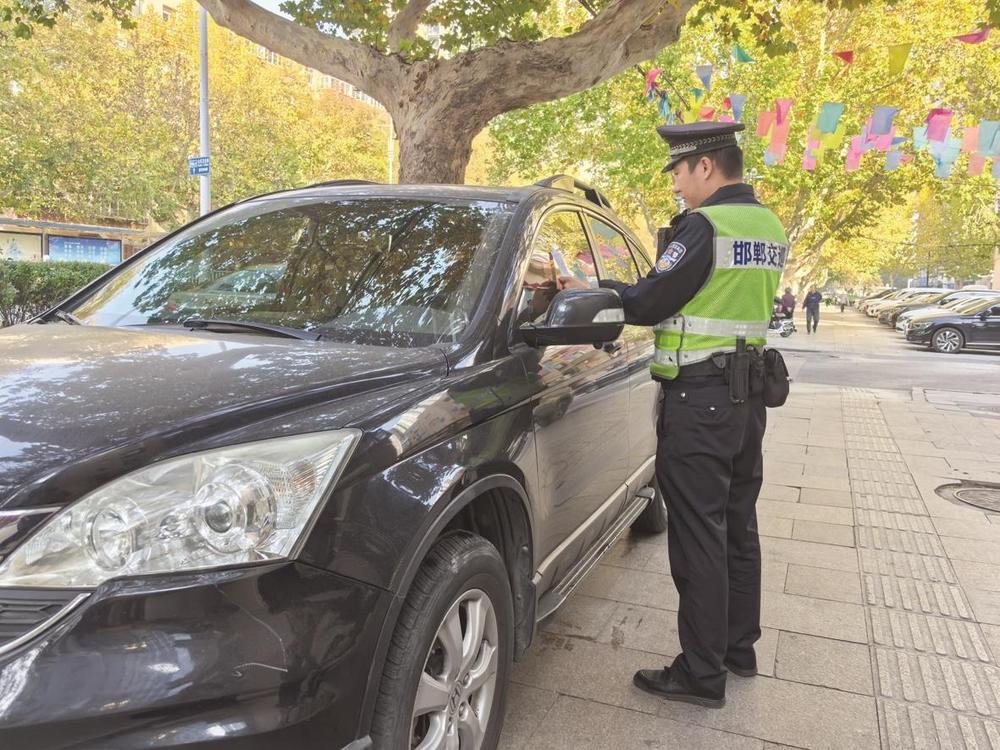 11月14日，市公安局交巡警支队丛台一大队民警在滏河大街与朝阳路交叉口对交通违法行为进行治理。 曹宏伟 摄