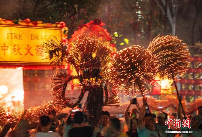 2023年9月29日中秋节当天，香港“大坑舞火龙”在维多利亚公园上演。中新社记者 侯宇 摄
