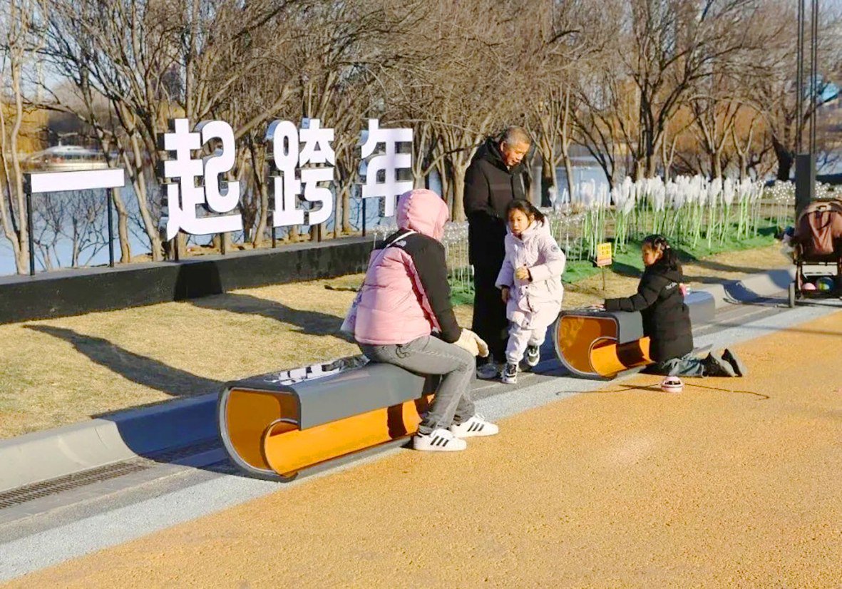 　　市民结伴出游，在座椅上休憩，安享幸福时光。记者 冯维静/摄