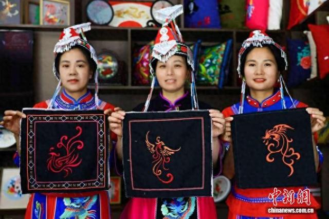 畲乡刺绣门店内，绣娘展示她们的畲绣作品。 付丽玲 摄