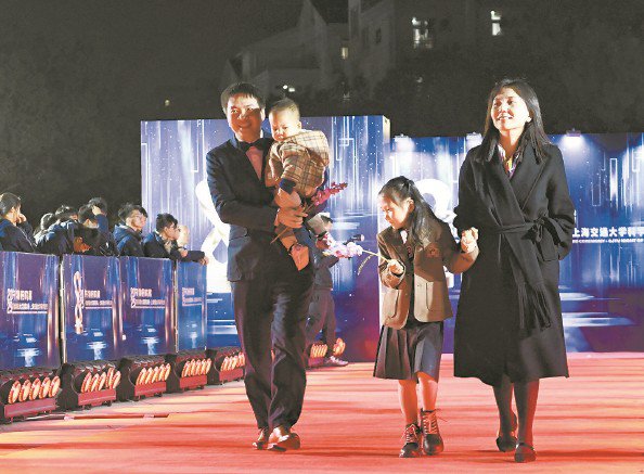 ▲获奖者和家人亮相红毯 本报记者 陶磊 摄