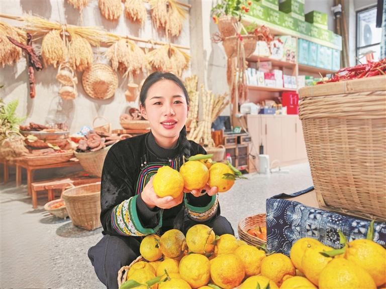 熊竹青在“村超”球场外开起了乡村土特产店。 贵州日报天眼新闻记者 李莎 摄