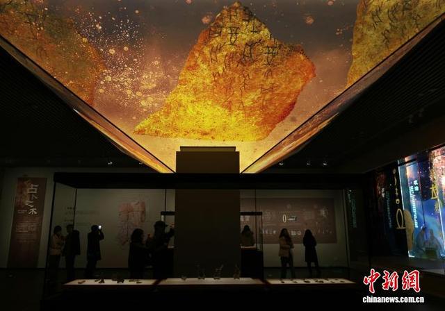 观众在大辛庄遗址博物馆内参观，欣赏甲骨卜辞、卜骨等文物。赵晓 摄