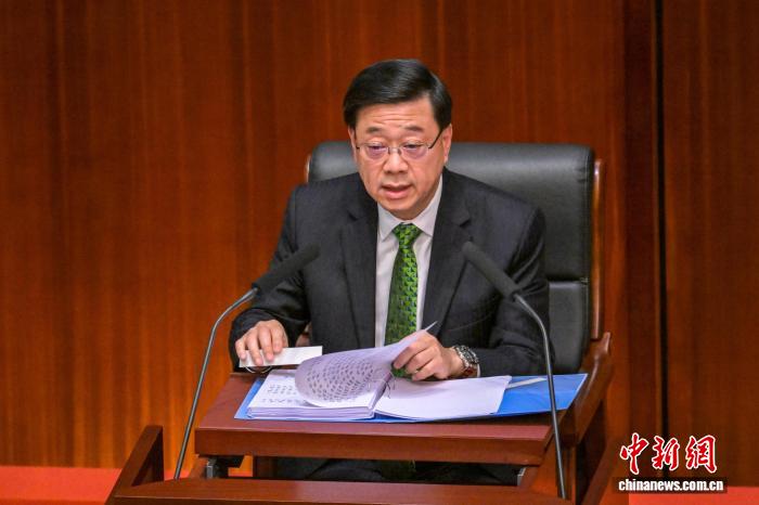 9月17日上午，香港特区行政长官李家超在特区立法会宣读2025年施政报告。 中新网记者 陈永诺 摄