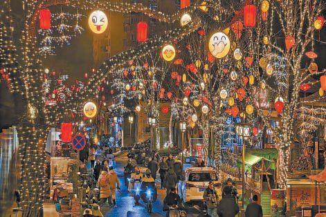 　　古道焕新　　京西模式口驼铃古道，被各式彩灯装点一新，处处洋溢着喜庆气氛。 覃世明 摄