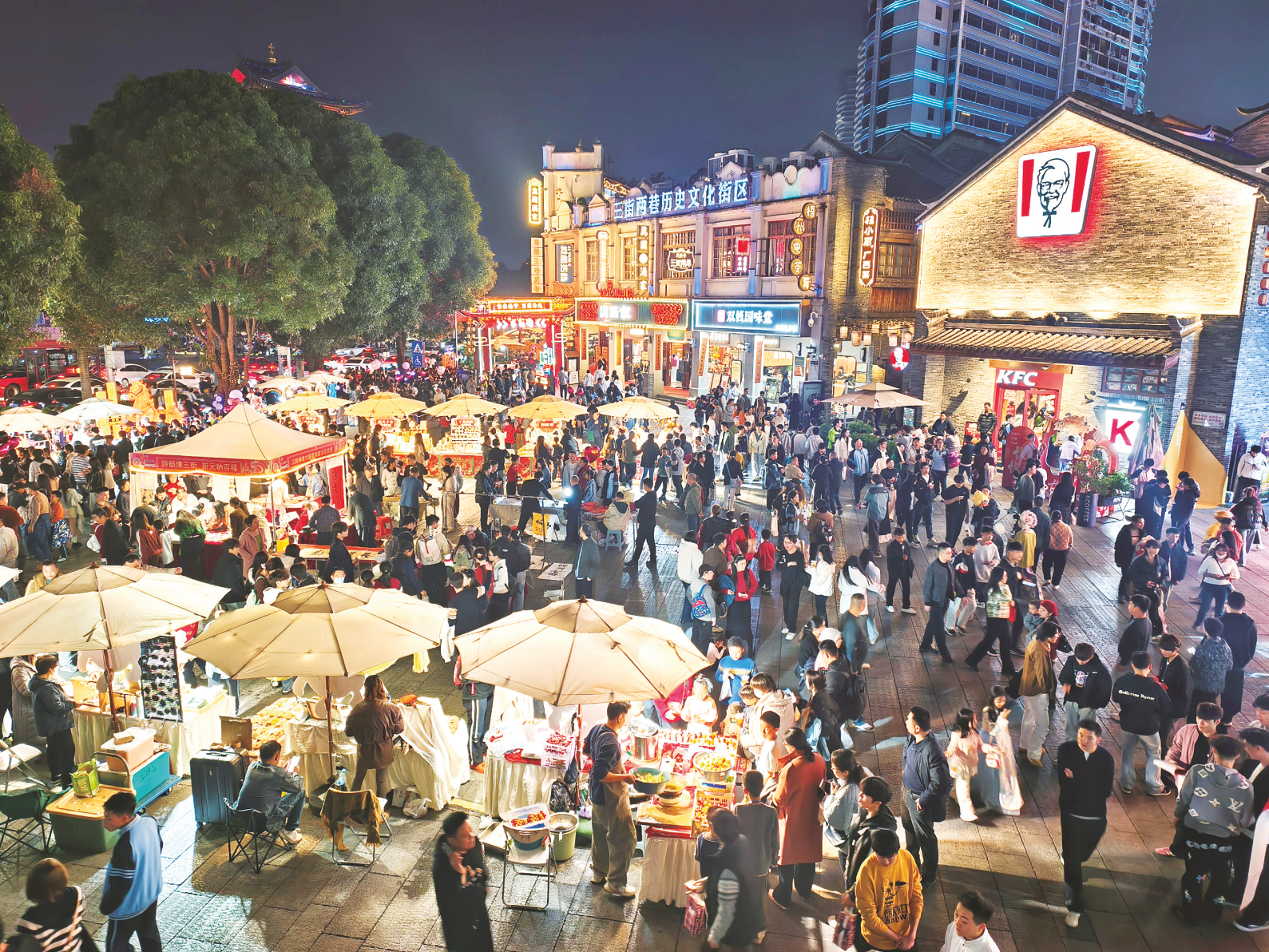     ▲跨年夜，“三街两巷”人潮涌动。