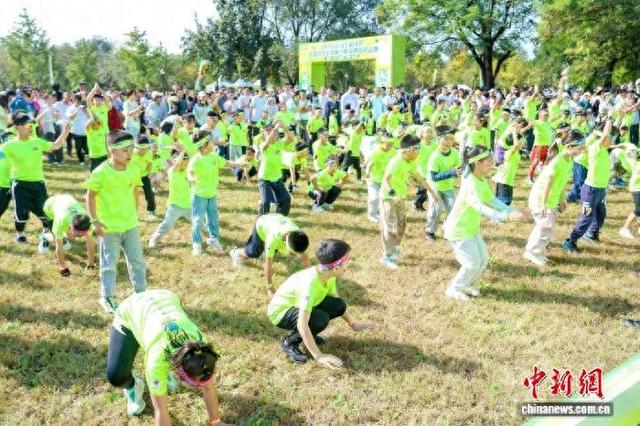全国现代五项青少年障碍跑挑战赛选手热身现场。 主办方供图