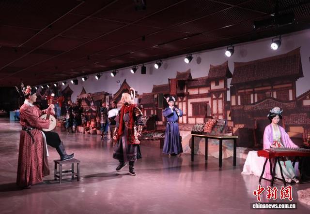 2月22日，宁夏银川，西夏陵景区内，演员们进行表演。中新社记者 于晶 摄