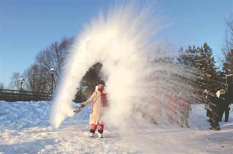 游客玩泼水成冰。