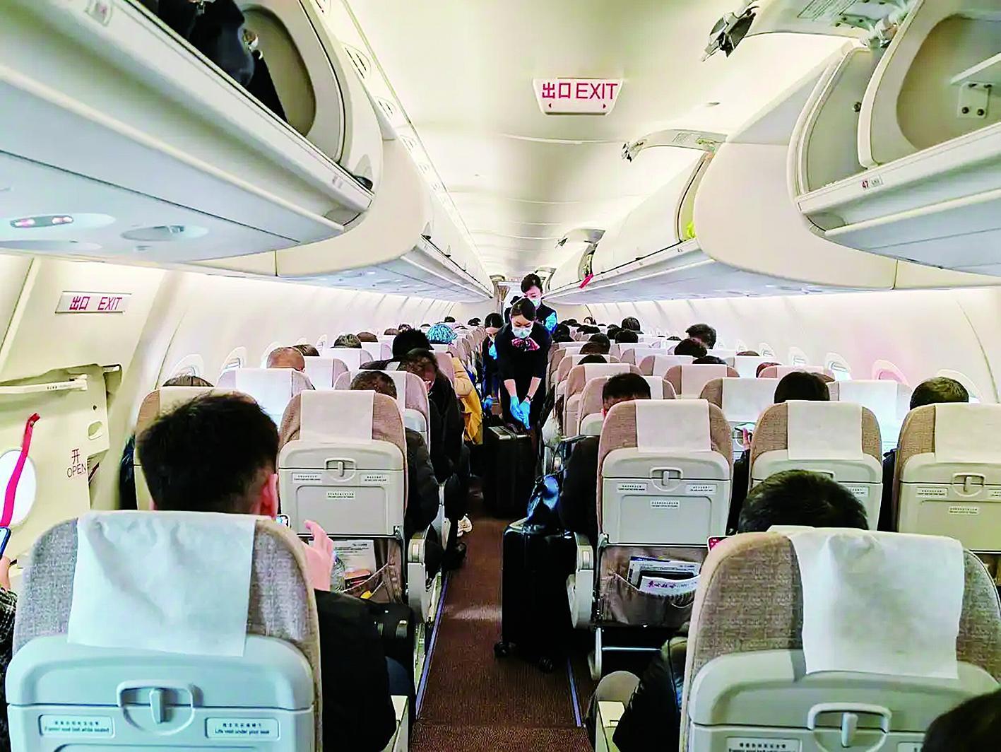 乘务员正在为旅客码放行李