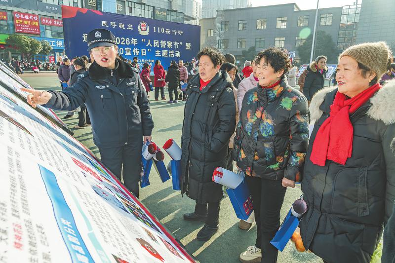 1月9日，巴中市通江县南街社区，公安民警为老百姓普及法律知识。 程聪 摄（C视觉）