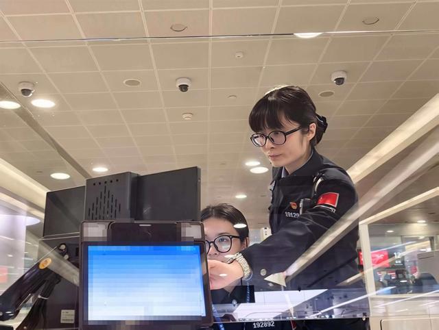 民警陈晗在核对旅客身份信息。谢俊秋 摄