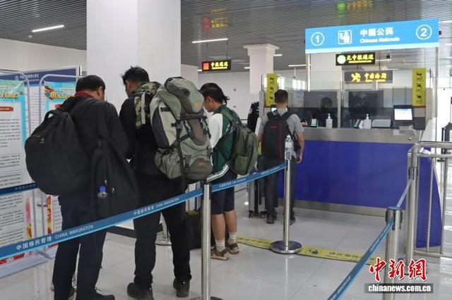 旅客办理通关手续。西双版纳边检站 供图