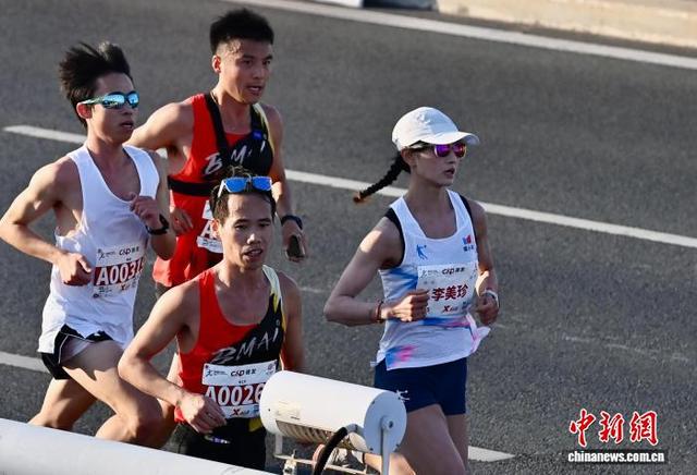 1月11日，2026年厦门马拉松开赛，中国选手李美珍(右一)获国内女子组冠军。中新社记者 王东明 摄