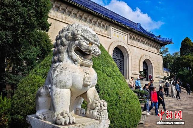 11月12日，民众走进南京中山陵参观。当日是孙中山先生诞辰159周年纪念日。中新社记者 泱波 摄