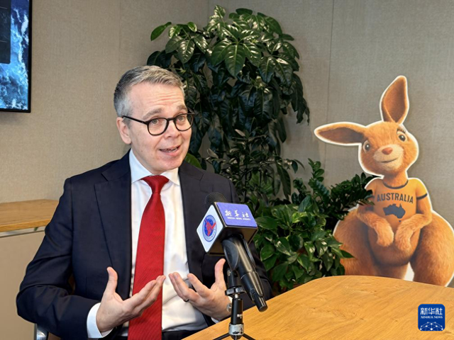 2月3日，澳大利亚旅游局局长罗宾·麦克（中文名马洛宾）在悉尼接受新华社记者采访。新华社记者 张淑惠 摄