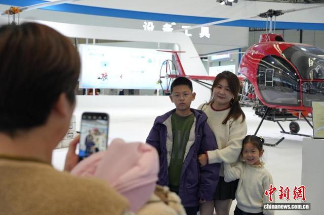 图为观众在展会打卡。 吴敏 摄