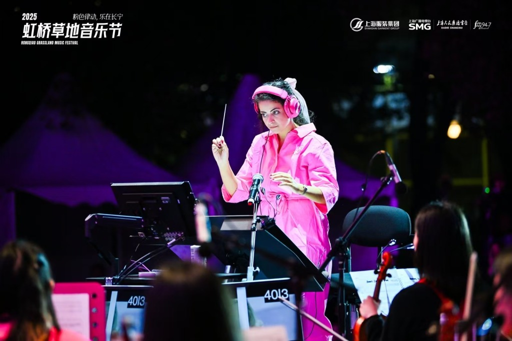 演出现场充满粉色元素。