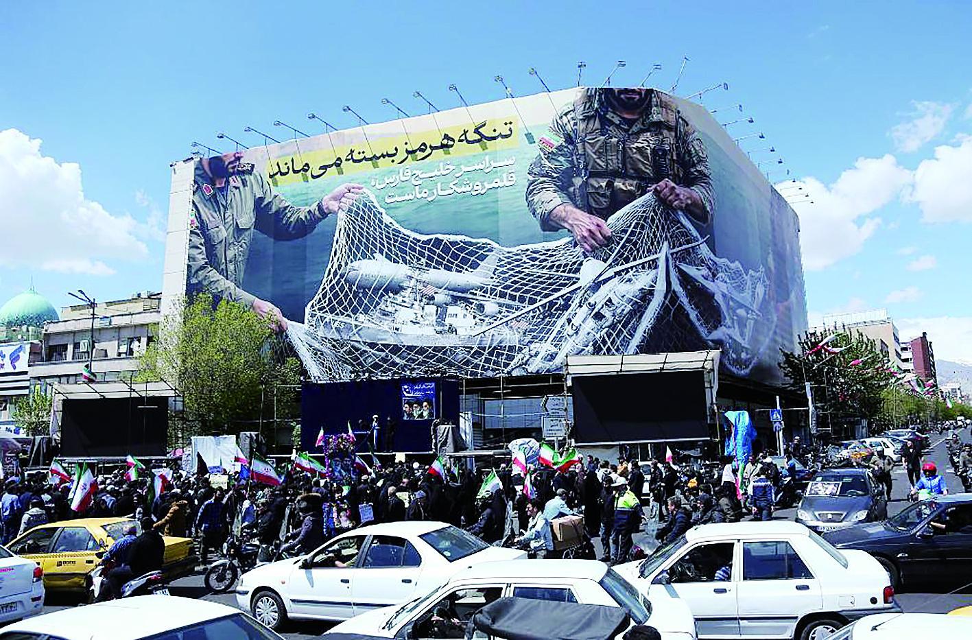 民众在伊朗首都德黑兰革命广场参加集会