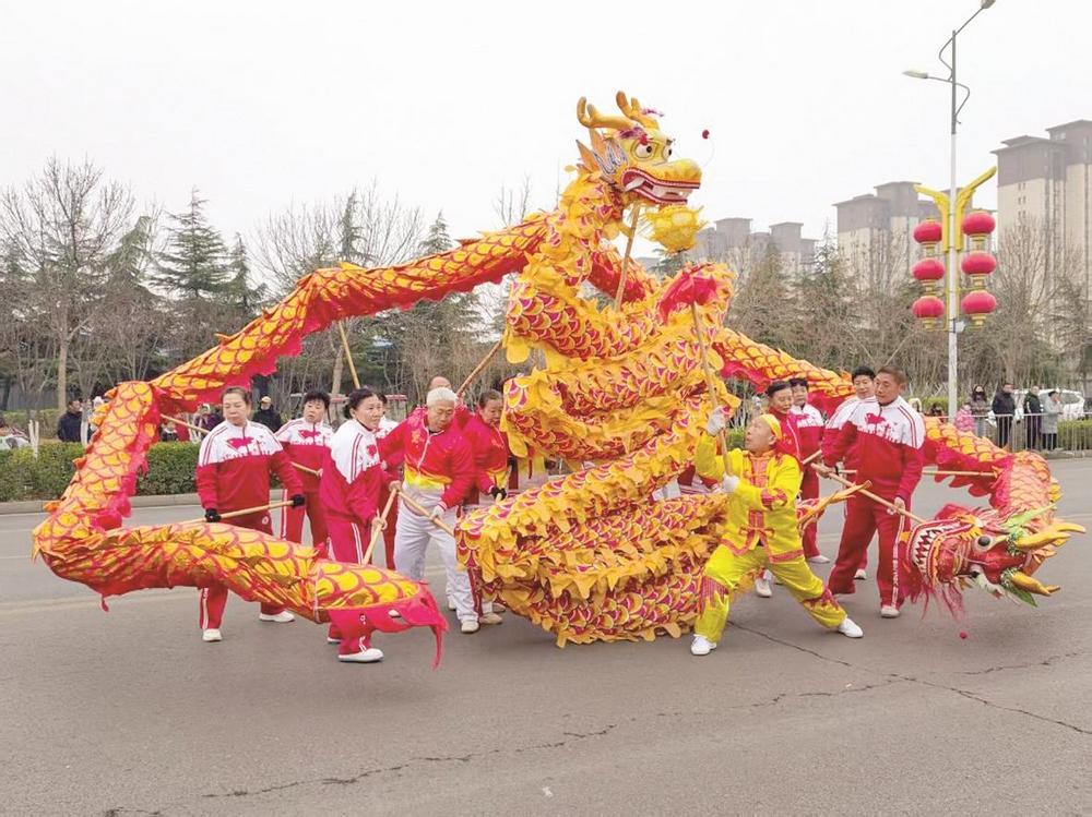 峰峰矿区元宵民俗文化舞龙表演。 刘永军 摄