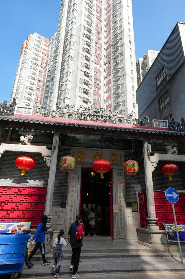 11月12日，在香港的观音庙屋顶上，立着鳌鱼的雕塑。新华社记者 吴鲁 摄