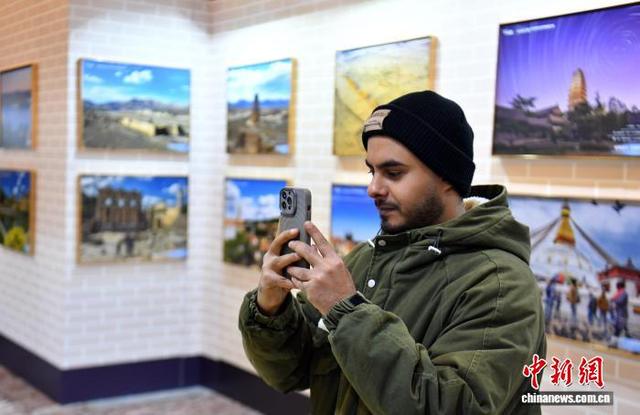 11月15日，参观者观赏“长城之约”·2025世界文化遗产国际摄影大展。中新社记者 韩冰 摄