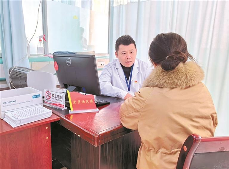 凤冈县人民医院门诊党员示范岗医生为群众诊病。 岑勇 摄