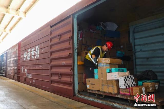 6月3日，在青海省西宁市青藏铁路物流中心双寨铁路货场内，工作人员装运发往西藏的货物。 马铭言 摄